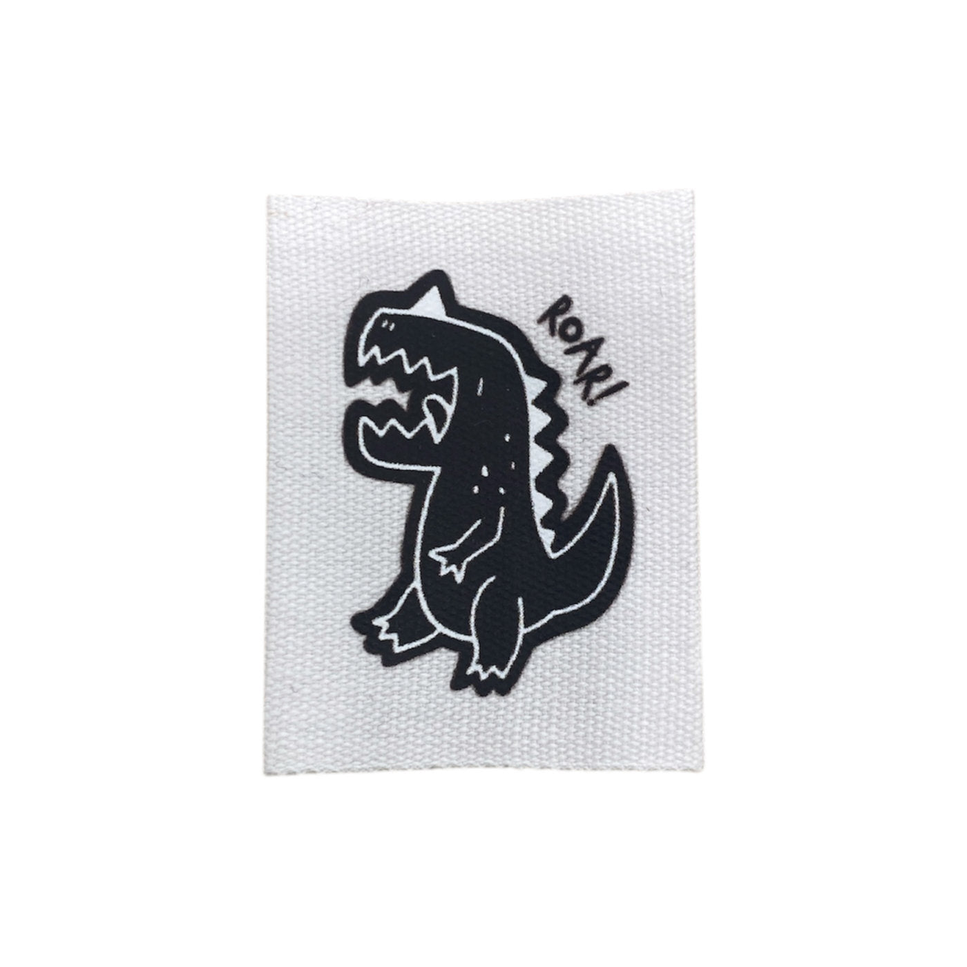 Baumwolllabel mit Aufdruck "schwarzer Dino und ROAR! " in schwarz auf weißem Hintergrund