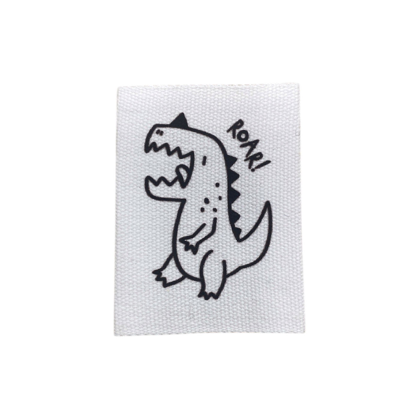 Baumwolllabel mit Aufdruck "weißer Dino und ROAR!" in schwarz auf weißem Hintergrund