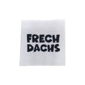 Baumwolllabel mit Aufdruck "Frechdachs" in schwarz auf weißem Hintergrund