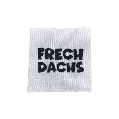 Baumwolllabel mit Aufdruck "Frechdachs" in schwarz auf weißem Hintergrund