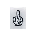 Baumwolllabel mit Aufdruck Mittelfinger " Fuck you" in schwarz auf weißem Hintergrund