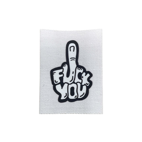 Baumwolllabel mit Aufdruck Mittelfinger " Fuck you" in schwarz auf weißem Hintergrund