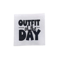 Baumwolllabel mit Aufdruck "Outfit of the day" in schwarz auf weißem Hintergrund