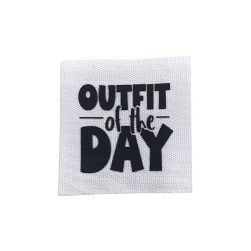 Baumwolllabel mit Aufdruck "Outfit of the day" in schwarz auf weißem Hintergrund