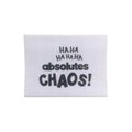 Baumwolllabel mit Aufdruck "HAHA HAHAHA absolutes Chaos!" in schwarz auf weißem Hintergrund