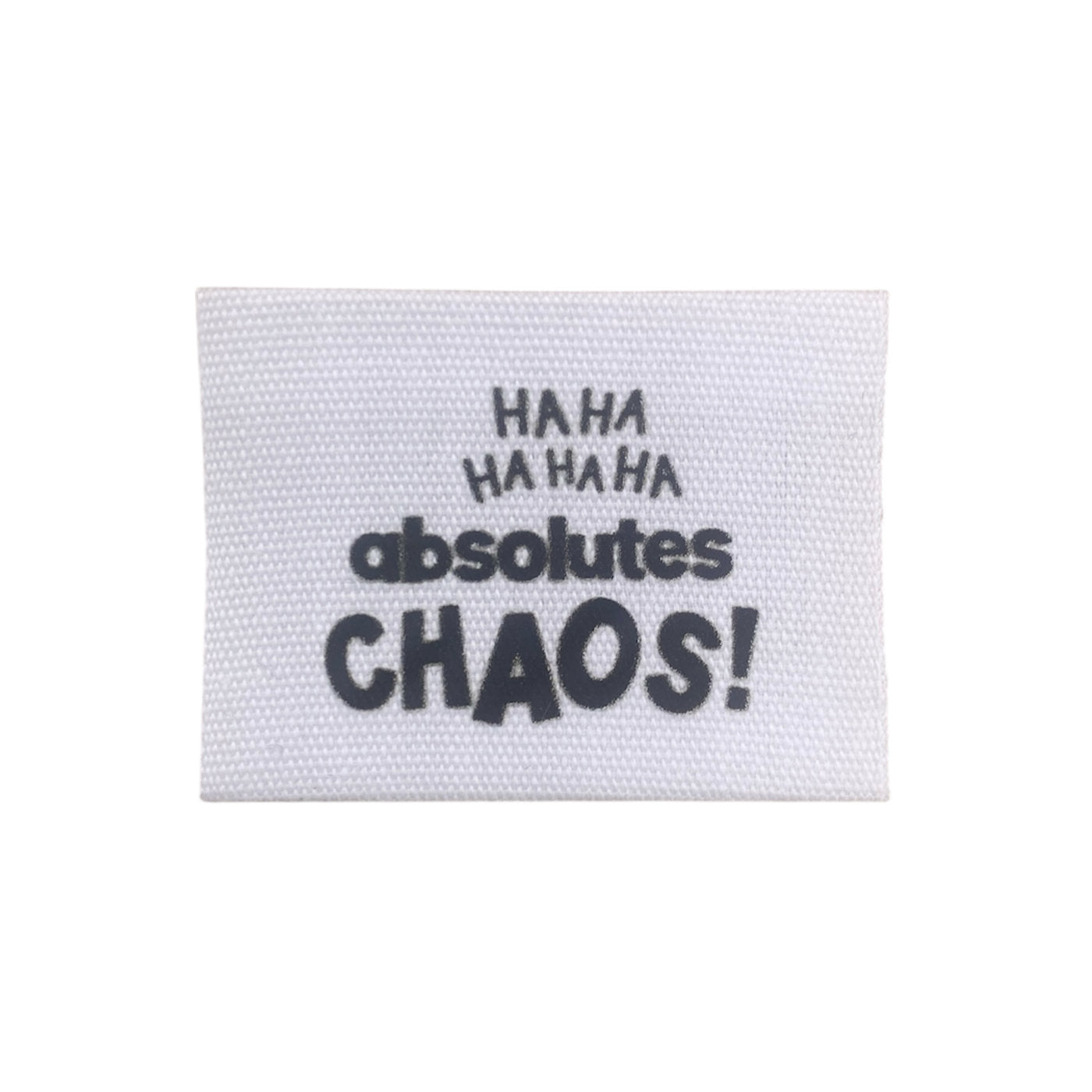 Baumwolllabel mit Aufdruck "HAHA HAHAHA absolutes Chaos!" in schwarz auf weißem Hintergrund
