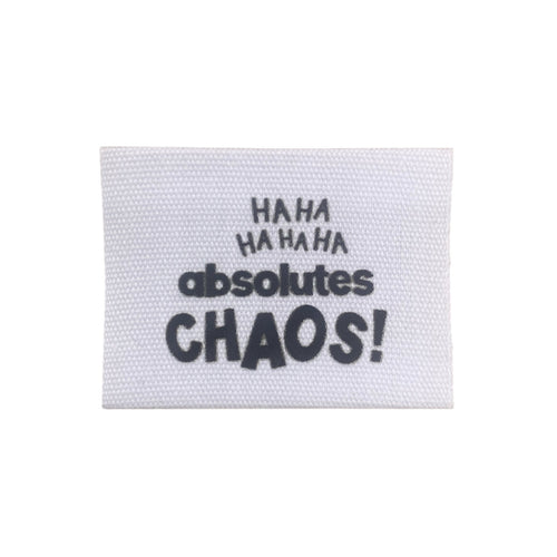 Baumwolllabel mit Aufdruck "HAHA HAHAHA absolutes Chaos!" in schwarz auf weißem Hintergrund