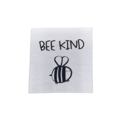 Baumwolllabel mit Aufdruck "Biene und bee kind" in schwarz auf weißem Hintergrund