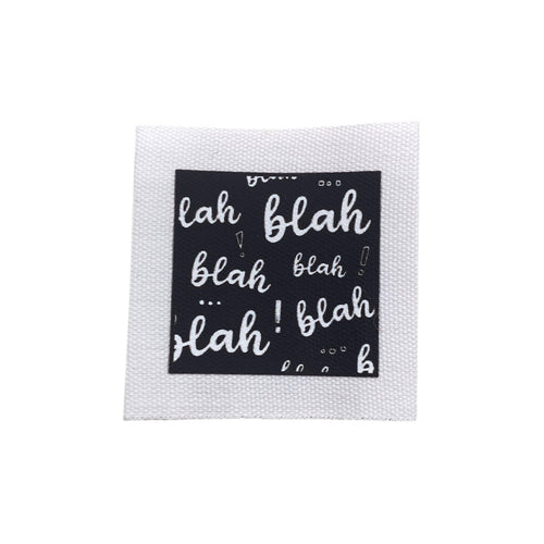 Baumwolllabel mit Aufdruck "blah" in schwarz auf weißem Hintergrund