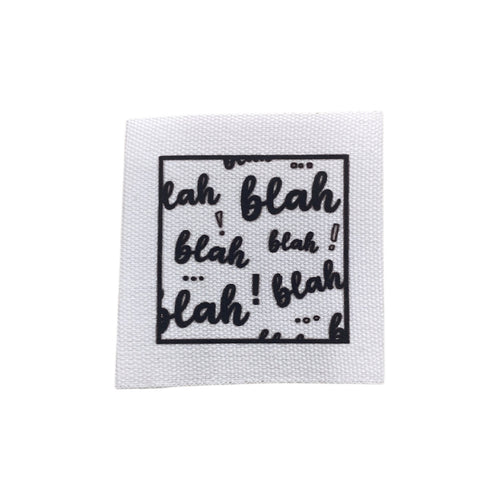 Baumwolllabel mit Aufdruck "blah" in schwarz auf weißem Hintergrund