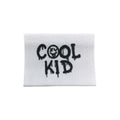 Baumwolllabel mit Aufdruck "cool kid" in schwarz auf weißem Hintergrund