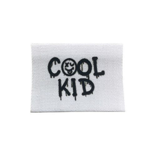 Baumwolllabel mit Aufdruck "cool kid" in schwarz auf weißem Hintergrund