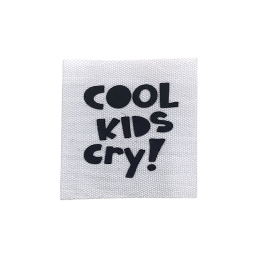 Baumwolllabel mit Aufdruck "cool kids cry!" in schwarz auf weißem Hintergrund