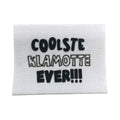 Baumwolllabel mit Aufdruck "coolste Klamotte ever!!!" in schwarz auf weißem Hintergrund