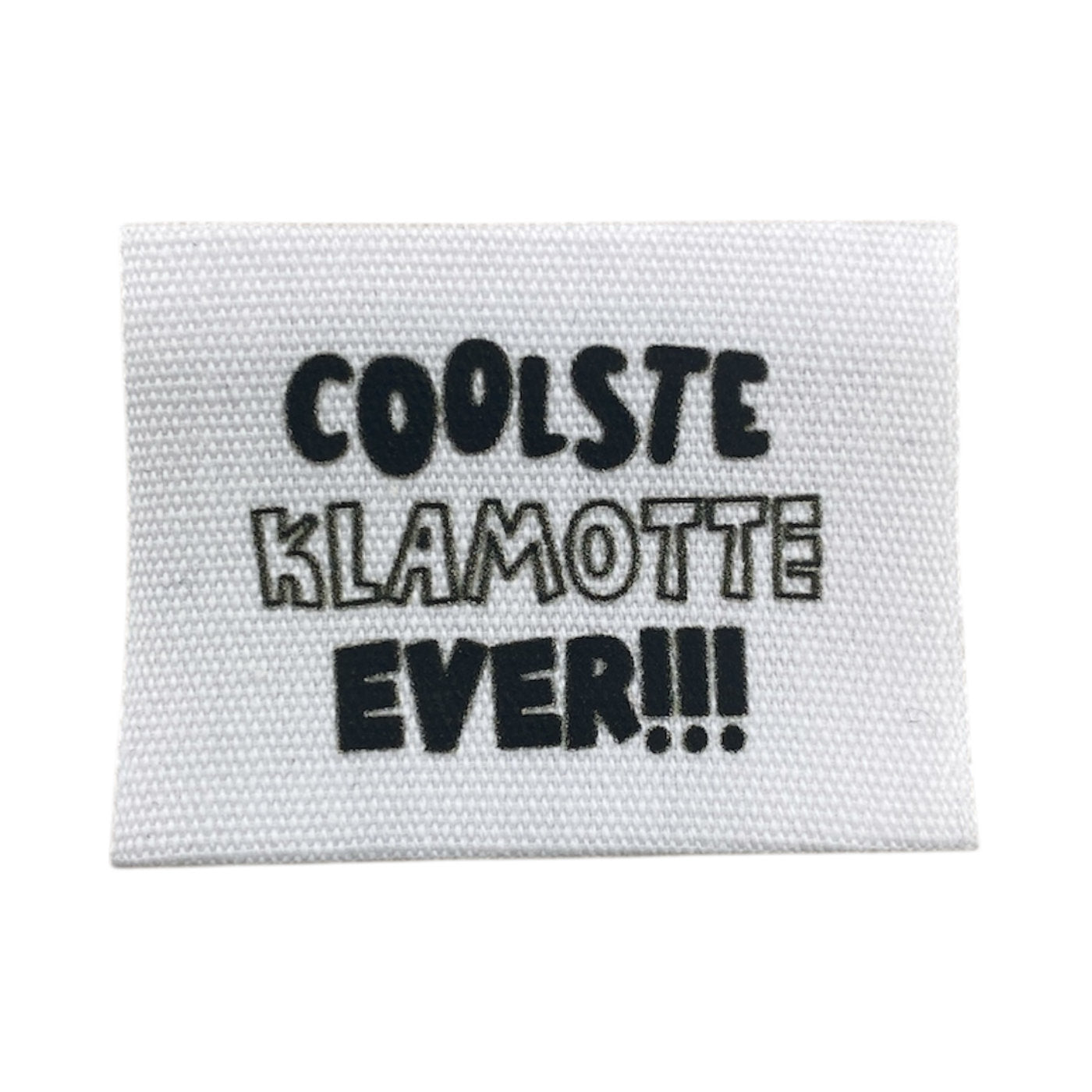 Baumwolllabel mit Aufdruck "coolste Klamotte ever!!!" in schwarz auf weißem Hintergrund