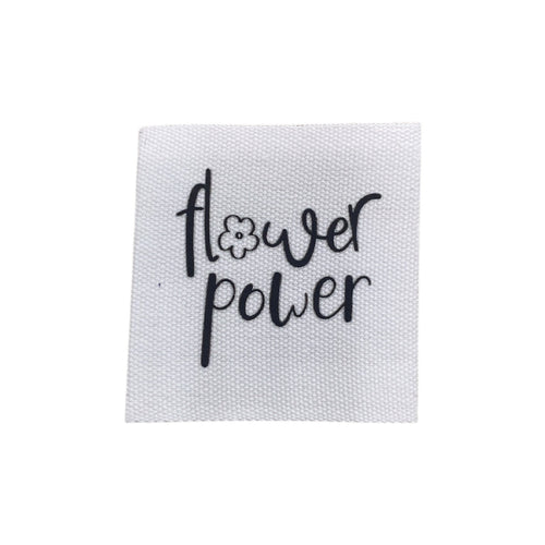 Baumwolllabel mit Aufdruck "flower power" in schwarz auf weißem Hintergrund