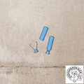ein Paar Kordelenden in der Farbe jeans