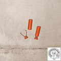 ein Paar Kordelenden in der Farbe orange